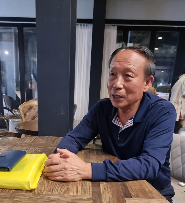 김창국 증산초등학교 발전위원회 위원장이 현재 증산초등학교 분교 격하에 관련해 설명하고 있다 사진김규남 기자