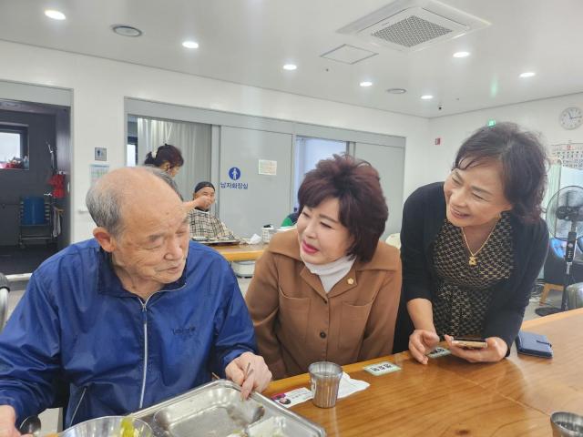 김화선 경산시의원가운데이 요양원을 찾아 어르신들의 안부를 묻고 있다 사진일심회