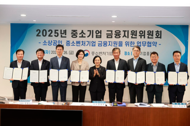 지난 26일 서울 영등포구 중소기업중앙회에서 열린 협약식에서 한성숙 중소벤처기업부 장관왼쪽에서 다섯번째 강석진 중소벤처기업진흥공단 이사장왼쪽에서 첫번째 송용훈 KB국민은행 기업고객그룹 부행장왼쪽에서 두번째 및 참여기관 관계자들이 기념 촬영을 하고 있다 사진출처 중소벤처기업부