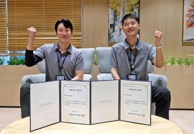 삼성전자서비스 엔지니어들이  엔지니어 기술자격제도를 취득 후 기념촬영을 하고 있다 사진삼성전자서비스