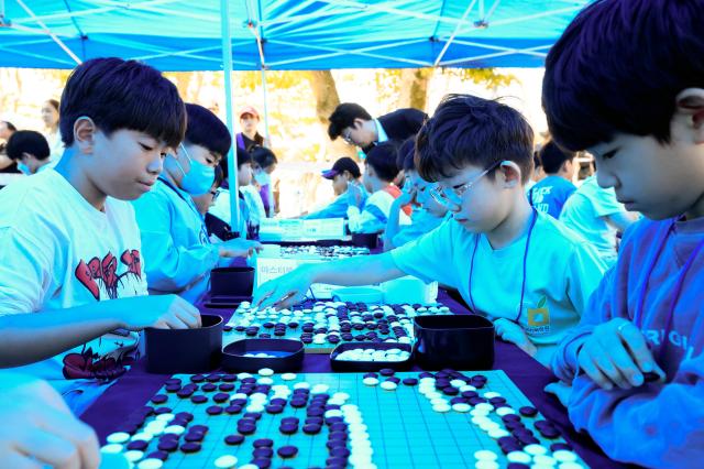 27일 열린 2025 정조대왕 효 전국 바둑축제에서 어린이들이 바둑을 두고 있다 사진화성시