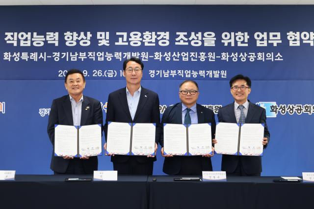 26일 정명근 화성특례시장왼쪽 두번째이 장애인 직업능력 향상 및 고용환경 조성을 위한 업무협약을 체결하고 기관장들과 함께 기념 촬영하고 있다 사진화성시