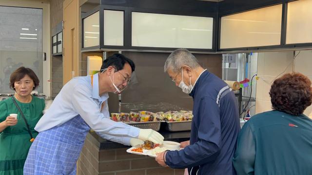 정명근 화성특례시장이 26일 동탄치동천종합사회복지관 어르신들에게 점심식사 배식 봉사를 하고 있다 사진화성시