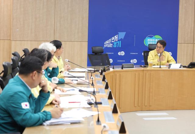 28일 오전 김동연 경기도지사가 행정1부지사소방재난본부장등 관계부서장들과 도청 재난안전 영상회의실에서 경기도 정보시스템 긴급조치 상황 점검 회의를 하고있다 사진경기도