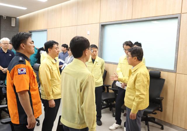 28일 오전 김동연 경기도지사가 행정1부지사소방재난본부장등 관계부서장들과 도청 재난안전 영상회의실에서 경기도 정보시스템 긴급조치 상황 점검 회의를 하고있다 사진경기도