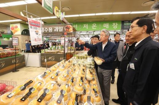 강호동 농협 회장, 성수품 수급 점검…물가 안정에 전력