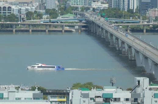 운항 열흘 만에…한강버스 한 달 간 시민탑승 중단