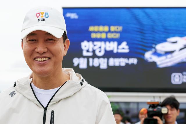 오세훈 서울시장이 한강버스가 정식 운항을 시작한 18일 서울 여의도 선착장에서 열린 한강버스 정식 운항 기념 시승식에 참석해 있다사진연합뉴스