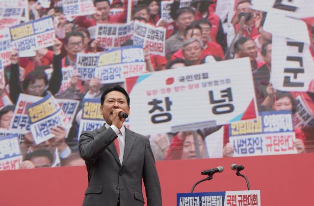 장동혁 국민의힘 대표가 28일 서울 시청역 인근 세종대로에서 열린 사법파괴 입법독재 국민 규탄대회에서 발언하고 있다 사진연합뉴스