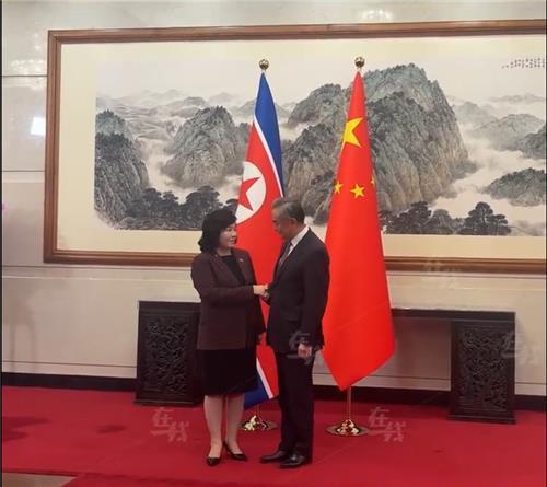 28일 베이징서 만난 최선희 북한 외무상과 왕이 중국 외교부장
사진CGTN 소셜미디어 갈무리
