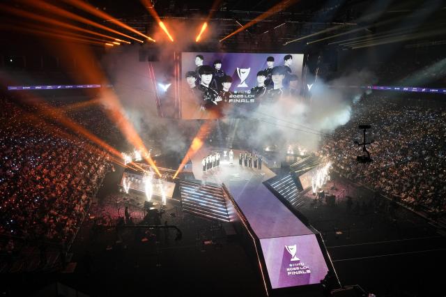  28일 인천 중구 영종도 인스파이어 아레나에서 열린 2025 LCK 결승전 개막 행사에서 한화생명 e스포츠와 젠지 선수단이 무대 위에 서있다사진연합뉴스