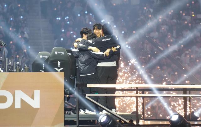  젠지GenG 리그 오브 레전드LoL 선수단이 28일 인천 중구 영종도 인스파이어 아레나에서 열린 2025 LCK 결승전에서 한화생명e스포츠를 세트 스코어 31로 완파 우승이 확정된 직후 환호하고 있다사진연합뉴스