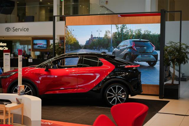 삼성전자가 스페인 산티아고 데 콤포스텔라에 위치한 토요타TOYOTA 매장에 스마트 사이니지를 공급했다 사진삼성전자