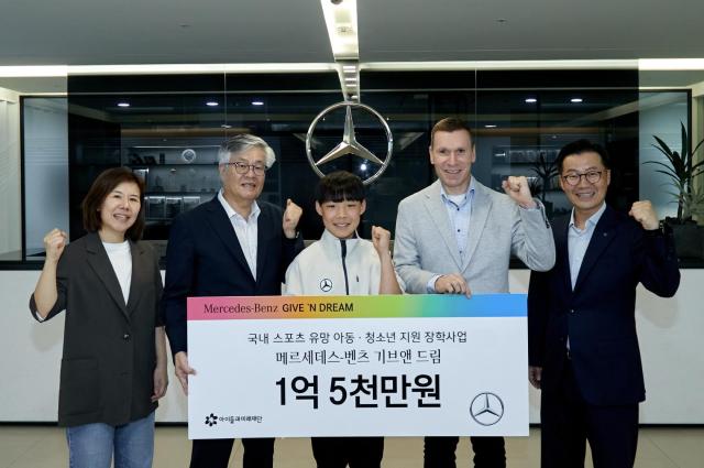 왼쪽부터 메르세데스-벤츠 사회공헌위원회 이은정 위원 아이들과미래재단 김효승 상임이사 기브앤 드림 이윤호 대표 장학생 메르세데스-벤츠 사회공헌위원회 마티아스 바이틀 의장 이상국 의원
