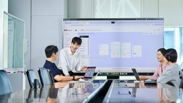 SK텔레콤이 SK AX와 공동 개발한 업무용 인공지능AI 에이전트 ‘에이닷 비즈A Biz’를 올 연말까지 SK그룹 25개 멤버사로 확산한다고 29일 밝혔다 사진은 SKT 구성원들이 ‘에이닷 비즈’를 활용해 업무를 진행하고 있다사진SK텔레콤