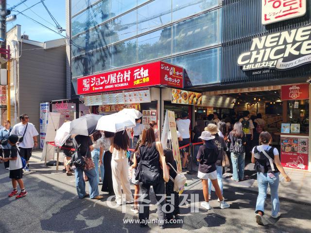 지난 15일 일본 오사카 이쿠노구 코리아타운의 한 식당 앞에 시민들이 줄을 서 있는 모습 사진김성서 기자