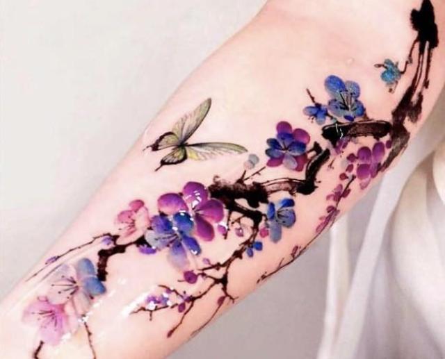 This photo captures tattooist Seolhees signature plum blossom design Courtesy of seolheetattoo