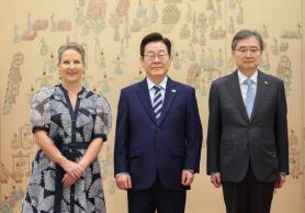Lee welcomes new ambassadors