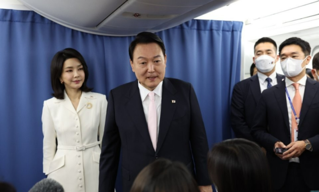 윤석열 대통령이 지난 2022년 6월 27일현지시간 북대서양조약기구나토 정상회의 참석을 위해 김건희 여사와 함께 공군 1호기에 탑승기자들과 대화하고 있다 사진연합뉴스