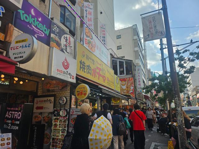 지난 16일 오후 2시 도쿄 최대 코리아타운이 있는 신주쿠구 신오쿠보 거리 일대
