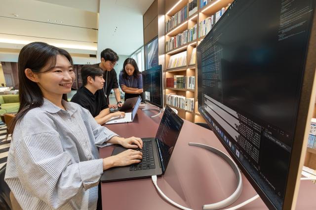 KT가 마이크로소프트와의 전략적 협업을 통해 개발한 GPT-4o 기반 한국적 AI 모델 ‘SOTA K’를 출시했다고 밝혔다 사진은 KT 기술혁신부문 연구원들이 SOTA K를 테스트하는 모습사진KT