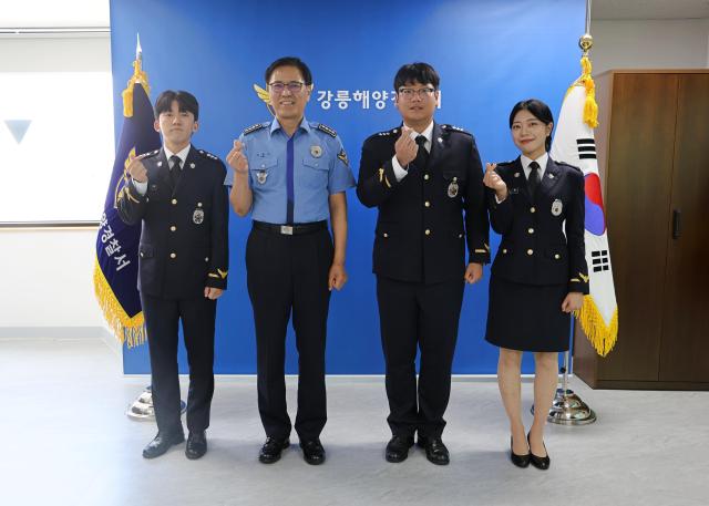 강릉해양경찰서가 29일 오전 서장실에서 제251기 신임 경찰관 3명에 대한 전입 신고식을 개최하고 있다 사진강릉 해경