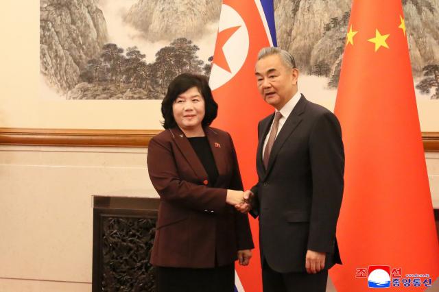 최선희 북한 외무상이 지난 28일 베이징 낚시터댜오위타이·釣魚臺국빈관에서 왕이 중국 외교부장과 회담했다고 조선중앙통신이 29일 보도했다 사진연합뉴스