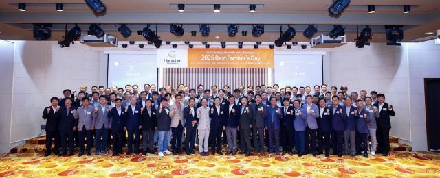지난 26일 부산에서 열린 2025 베스트 파트너스 데이에 참가한 손재일 한화에어로스페이스 대표첫째줄 가운데와 협력사 대표들이 기념 사진을 찍고 있다 사진한화에어로스페이스