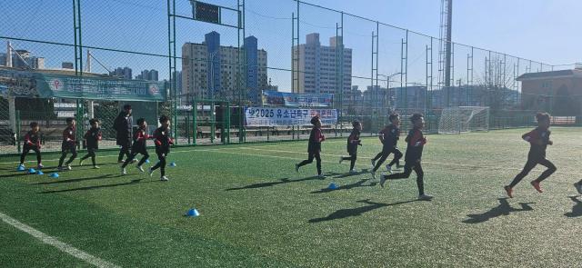 지난해 유소년 축구팀이 동계훈련을 하고 있는 모습사진창원시