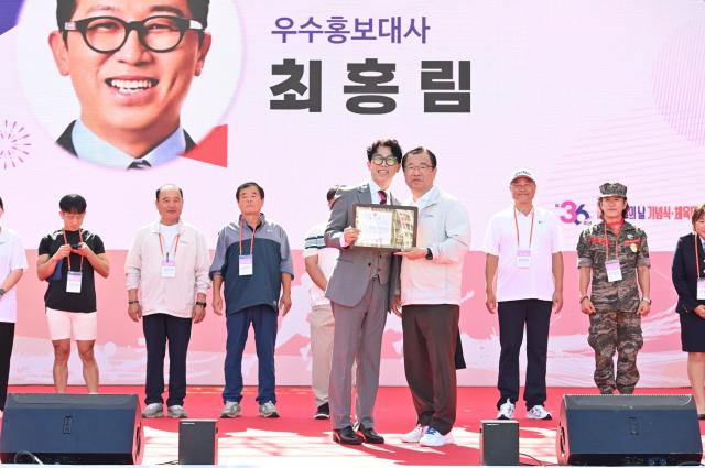 이현재 하남시장이 27일 하남종합운동장에서 열린 ‘2025 하남시민의 날 기념식 및 체육대회’에서 하남시 홍보대사인 방송인 최홍림씨에게 감사장을 전달한 후 기념촬영을 하고 있다 사진하남시