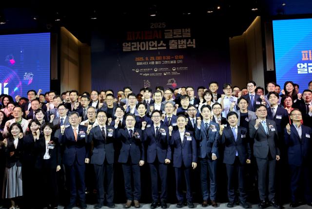 29일 서울 중구 앰배서더 서울 풀만 호텔에서 열린 피지컬AI 글로벌 얼라이언스 출범식에서 배경훈 과학기술정보통신부 장관 임문영 국가인공지능전략위원회 부위원장 등 참석자들이 출범 퍼포먼스를 하고 있다사진연합뉴스