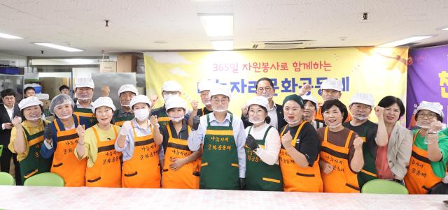 29일 오전 시흥시체육관에서김동연 경기도지사와 나눔자리문화공동체 봉사단이 음식만들기 후 기념촬영을 하고 있다 사진경기도
