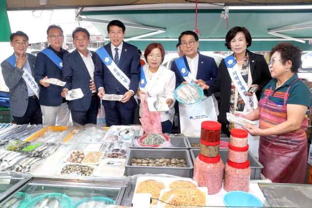 남관우 의장왼쪽 네 번째을 비롯한 전주시의원들이 29일 전주 모래내시장에서 장보기 행사를 가지고 있다사진전주시의회