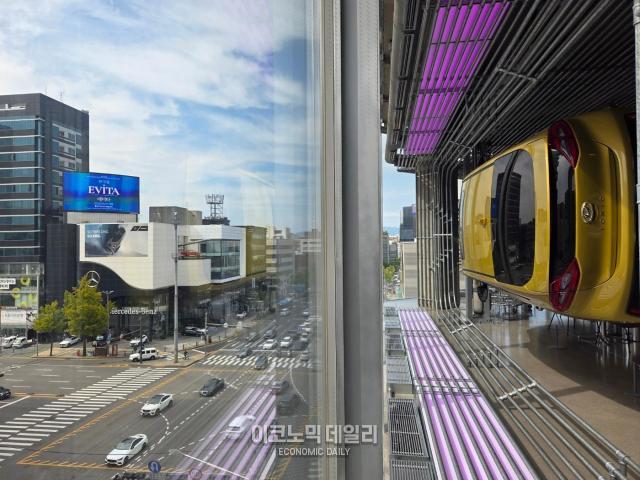 도로를 달리는 자동차들과 벽면을 달리는 현대차 사진류청빛 기자