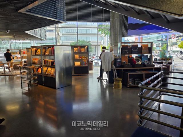현대 모터스튜디오 서울 1층에서 사람들이 책과 물건을 살펴보고 있다 사진류청빛 기자
