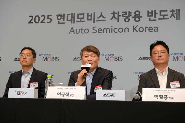 왼쪽부터 현대모비스 시스템반도체실 이희현 상무 현대모비스 이규석 사장 반도체사업담당 박철홍 전무 현대모비스 이규석 사장이 반도체포럼 개최 취지를 설명하고 있는 모습