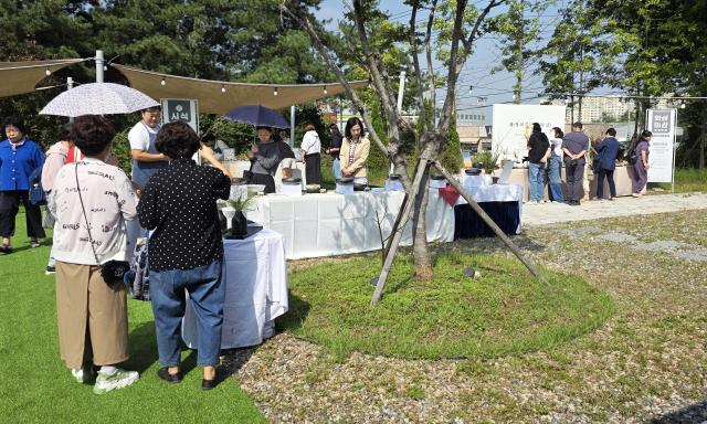 27일 진행된 화성미감 향토음식 전시회에서 관람객들이 향토음식을 살펴보고 있다 사진화성시