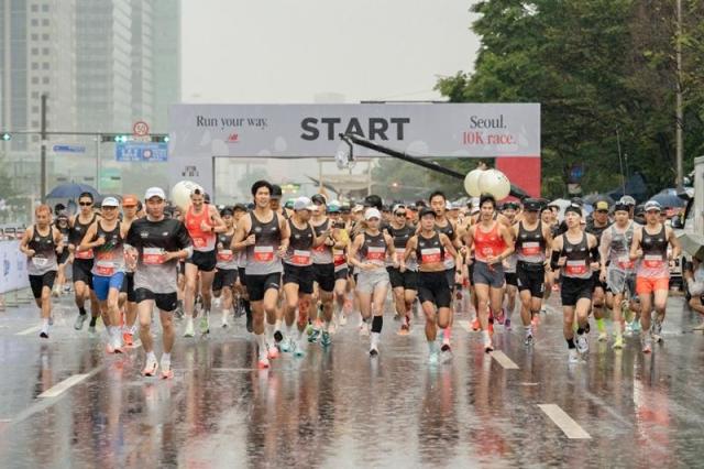 이랜드월드 뉴발란스가 지난 28일 서울 여의도공원 문화의 마당에서 개최한 ‘2025 런 유어 웨이 서울 대회’ 모습사진이랜드월드 