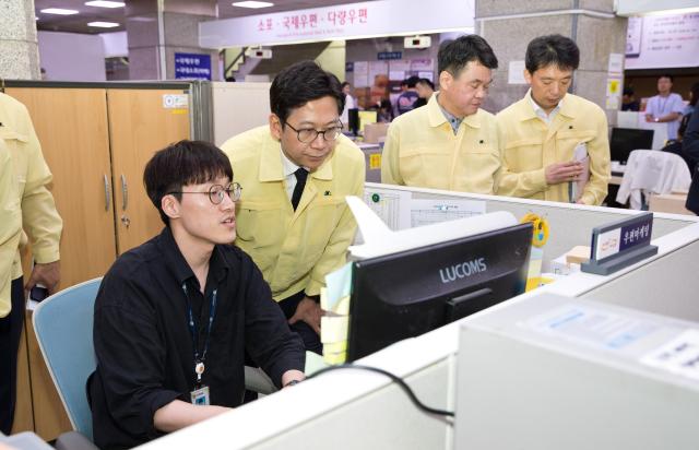 배경훈 과학기술정보통신부 장관이 29일 서울 종로구 광화문우체국을 방문해 우체국 서비스 등을 점검하고 있다사진과학기술정보통신부 제공