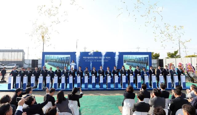 29일 오후 배곧 서울대학교병원 건립부지에서 열린 배곧서울대학교병원 건립공사 착공식에서 김동연 경기도지사 유홍림 서울대학교 총장 임병택 시흥시장 등이 기념촬영을 하고 있다 사진경기도