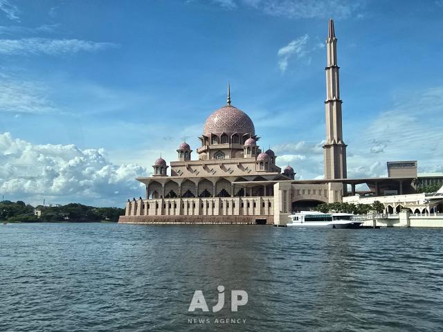 Putra Mosque seen from the Putrajaya Lake Sept 29 2025 AJP Kim Dong-young