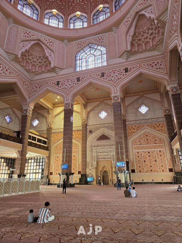 Insides of the Putra Mosque main hall Sept 29 2025 AJP Kim Dong-young