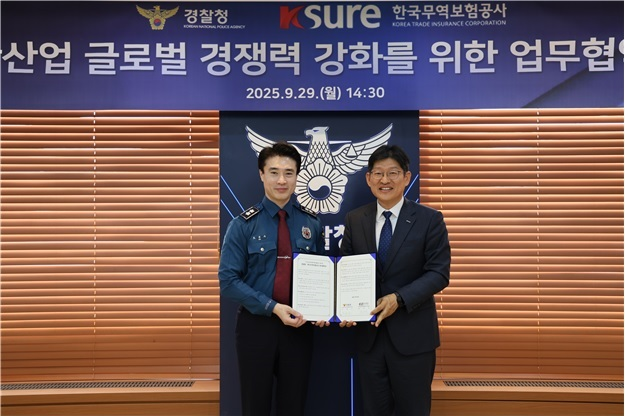 장진욱 한국무역보험공사 중소중견사업본부 부사장오른쪽이 29일 서울 서대문구 경찰청에서 도준수 미래치안정책국장왼쪽과 업무협약을 체결한 후 기념촬영을 하고 있다 사진한국무역보험공사