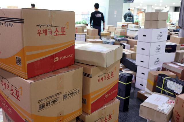 국가정보자원관리원 화재로 중단된 우편 서비스가 대부분 재개된 가운데 29일 서울 여의도 국회 의원회관에 추석을 앞두고 배달된 우체국 소포 등 택배물품들이 쌓여 있다. 우정사업본부는 추석 연휴를 앞두고 차질이 우려됐던 편지와 소포, 국제우편 등 우편서비스가 이날부터 우선 재개된다고 밝혔다.[사진=연합뉴스]