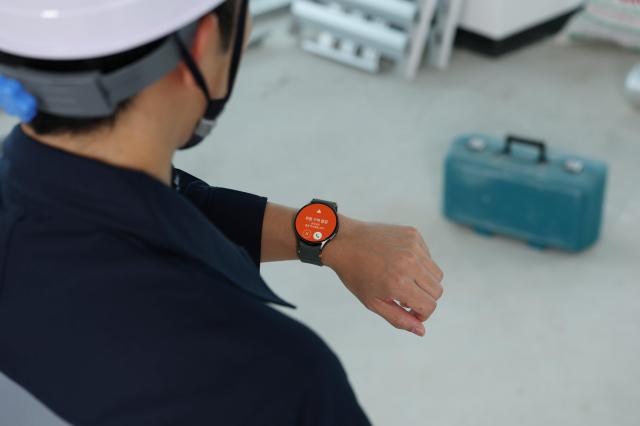 삼성전자 모델이 스마트싱스 프로 안전 관리 솔루션SmartThings Pro for Safety이 적용된 갤럭시 워치 알림을 확인하고 있다 사진삼성전자