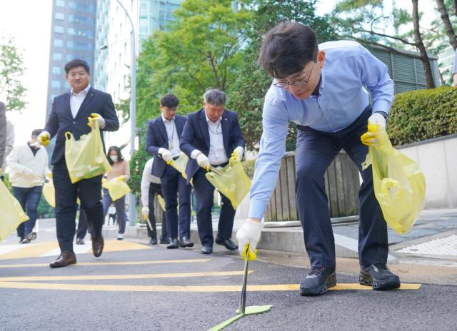 지난 29일 서울 여의도 한강공원 일대에서 진행된 임직원 플로깅 데이에 참여한 KB금융지주 임직원이 환경 정화 활동을 하고 있는 모습 사진KB금융
