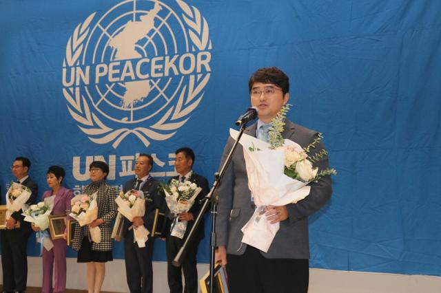 이창재 대웅제약 대표가 지난 29일 UN피스코에서 주최한 2025년 SDGs 대상에서 ‘건강과 웰빙’ 부문 수상을 받고 있다사진대웅제약