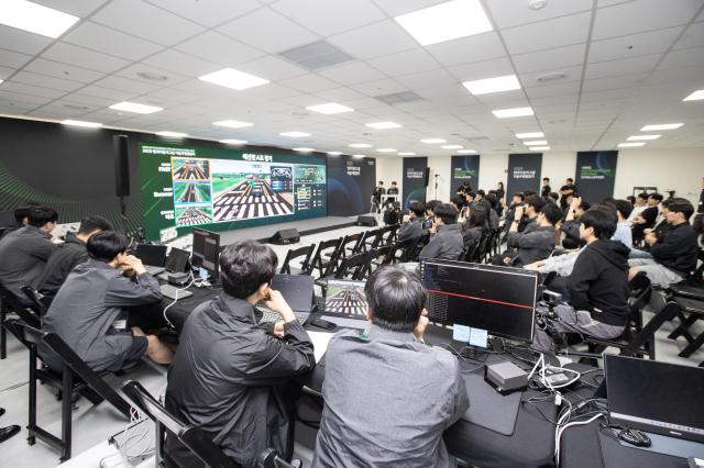  2025 자율주행 챌린지 2차 대회 예선 참가 대학생들이 가상도로 환경에서 자율주행 미션을 수행하고 있다