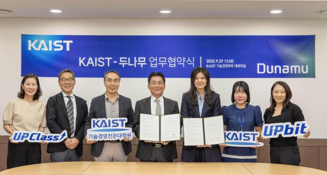 두나무와 카이스트 기술경영학부가 디지털 금융·자산 분야 산학 협력 MOU를 체결하고 한승헌 카이스트 기술경영학부 학부장좌측에서 네번째 조항정 카이스트 기술경영전문대학원 대학원장좌측에서 세번째과 윤선주 두나무 CBIO우측에서 세번째가 기념 사진을 찍고 있다사진두나무