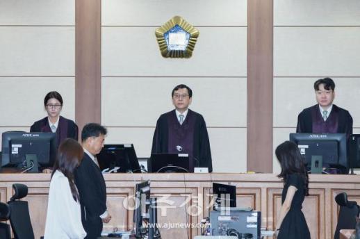 [포토] 한덕수 전 총리 첫 재판 심리하는 이진관 부장판사